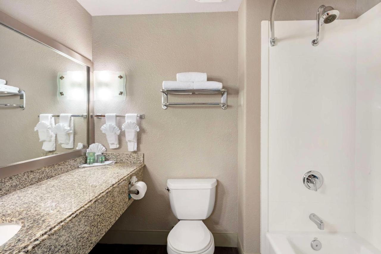 | Best Western Cedar Inn & Suites