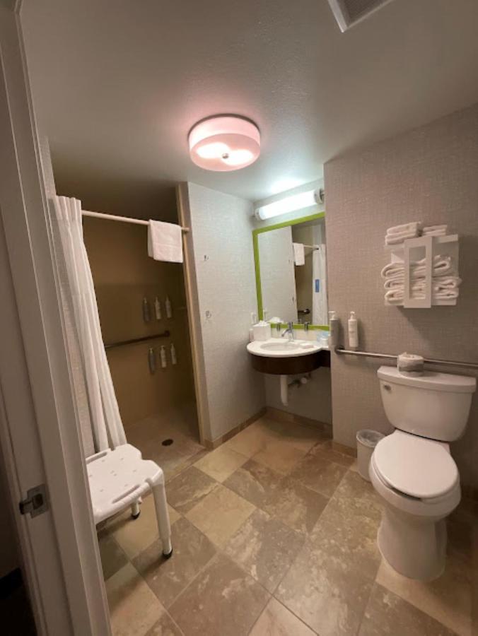 Queen Room with Roll-In Shower - Hearing Accessible at Hampton Inn Montrose