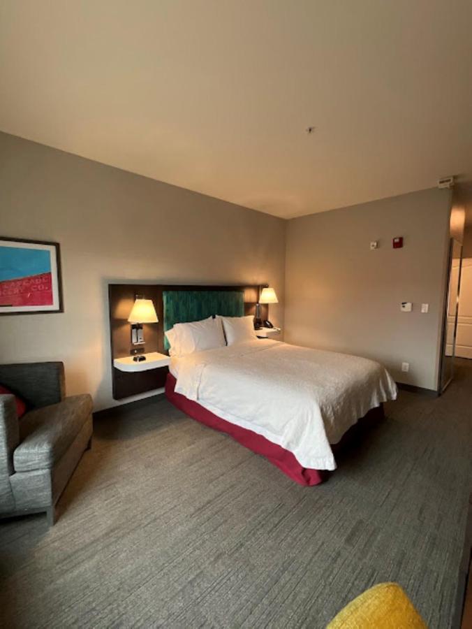 Queen Room with Roll-In Shower - Hearing Accessible at Hampton Inn Montrose
