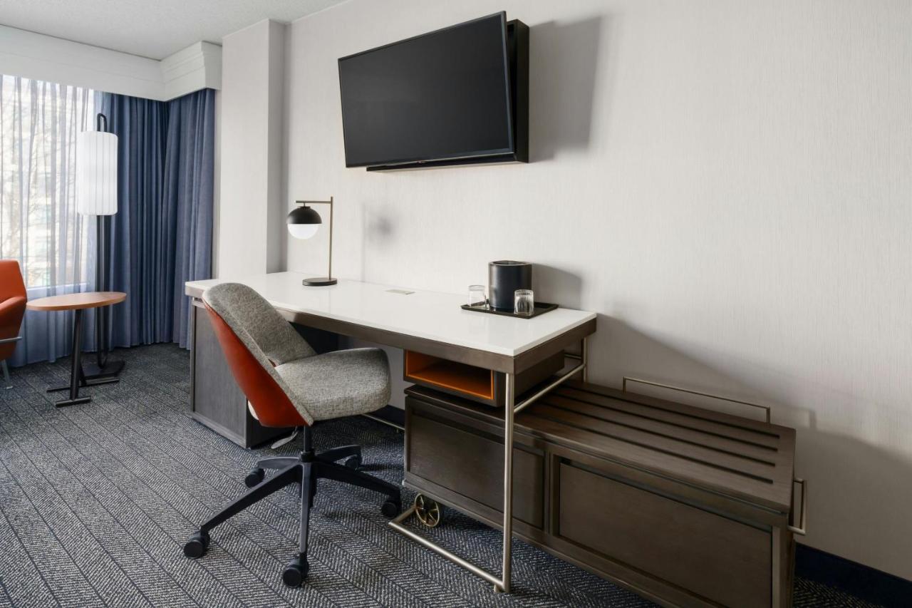 Execitive King Corner Room at Courtyard by Marriott Atlanta Buckhead