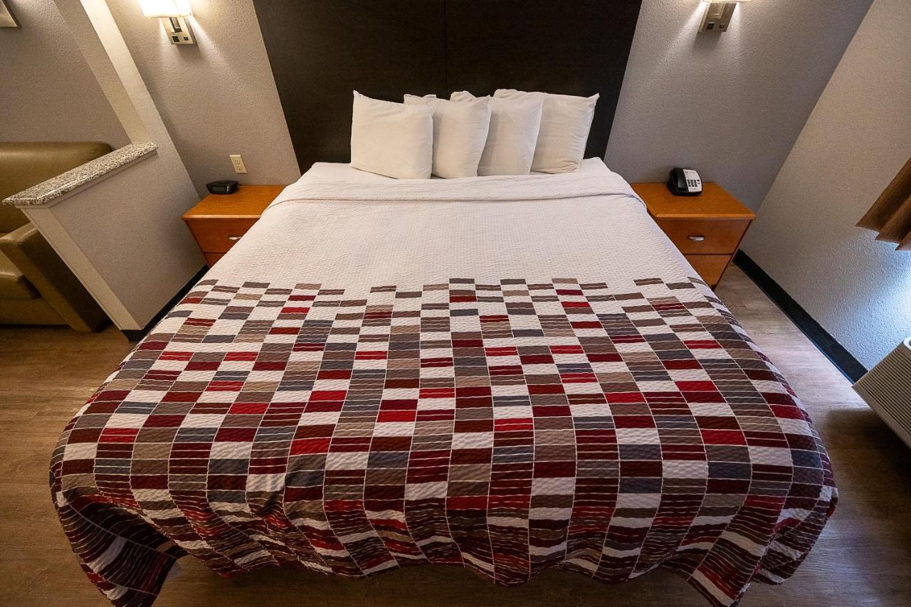 Suite King Room Smoke Free at Red Roof Inn & Suites Danville, IL