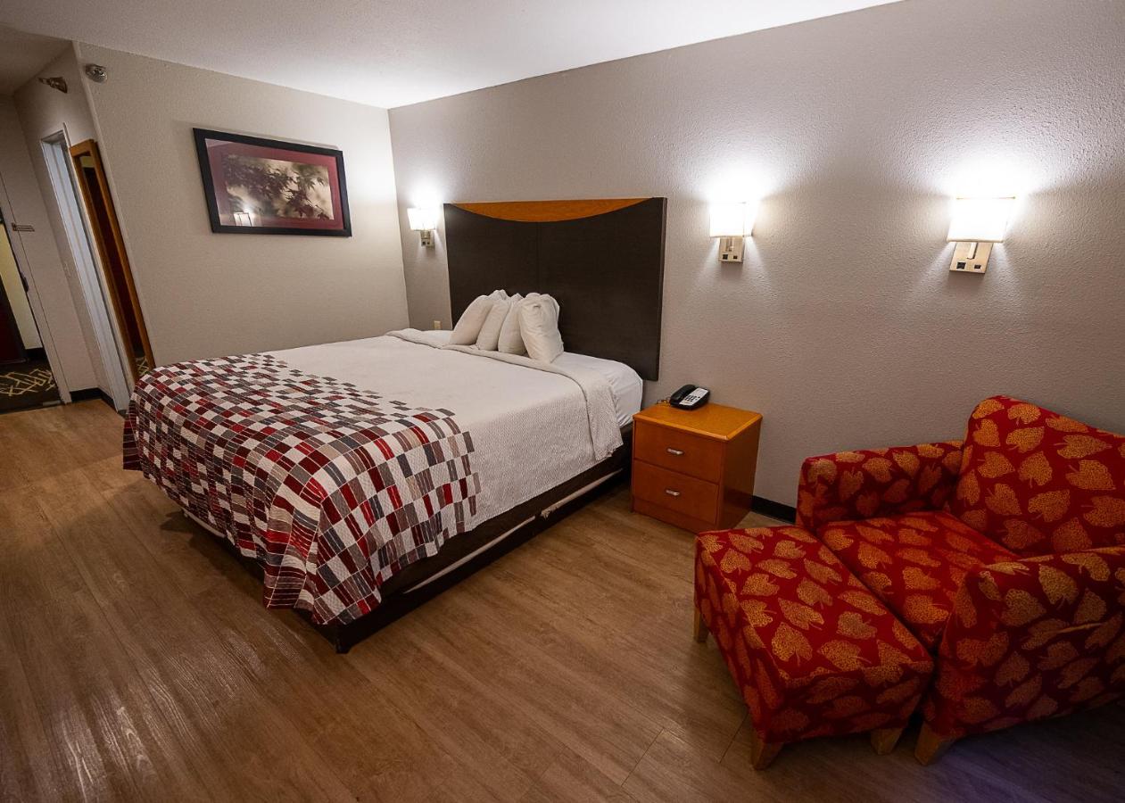 Superior King Room Smoke Free at Red Roof Inn & Suites Danville, IL