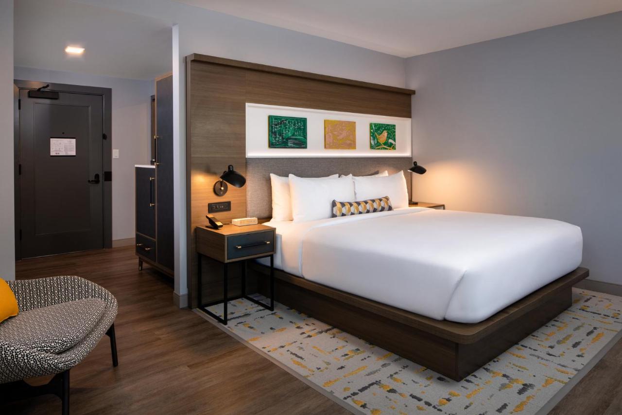 Deluxe King Room - Mobility Access Roll in Shower/Non-Smoking at Hotel Indigo Chattanooga - Downtown by IHG
