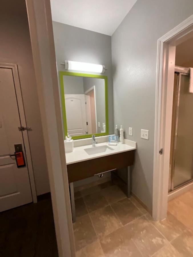 Queen Room - Non-Smoking at Hampton Inn Montrose