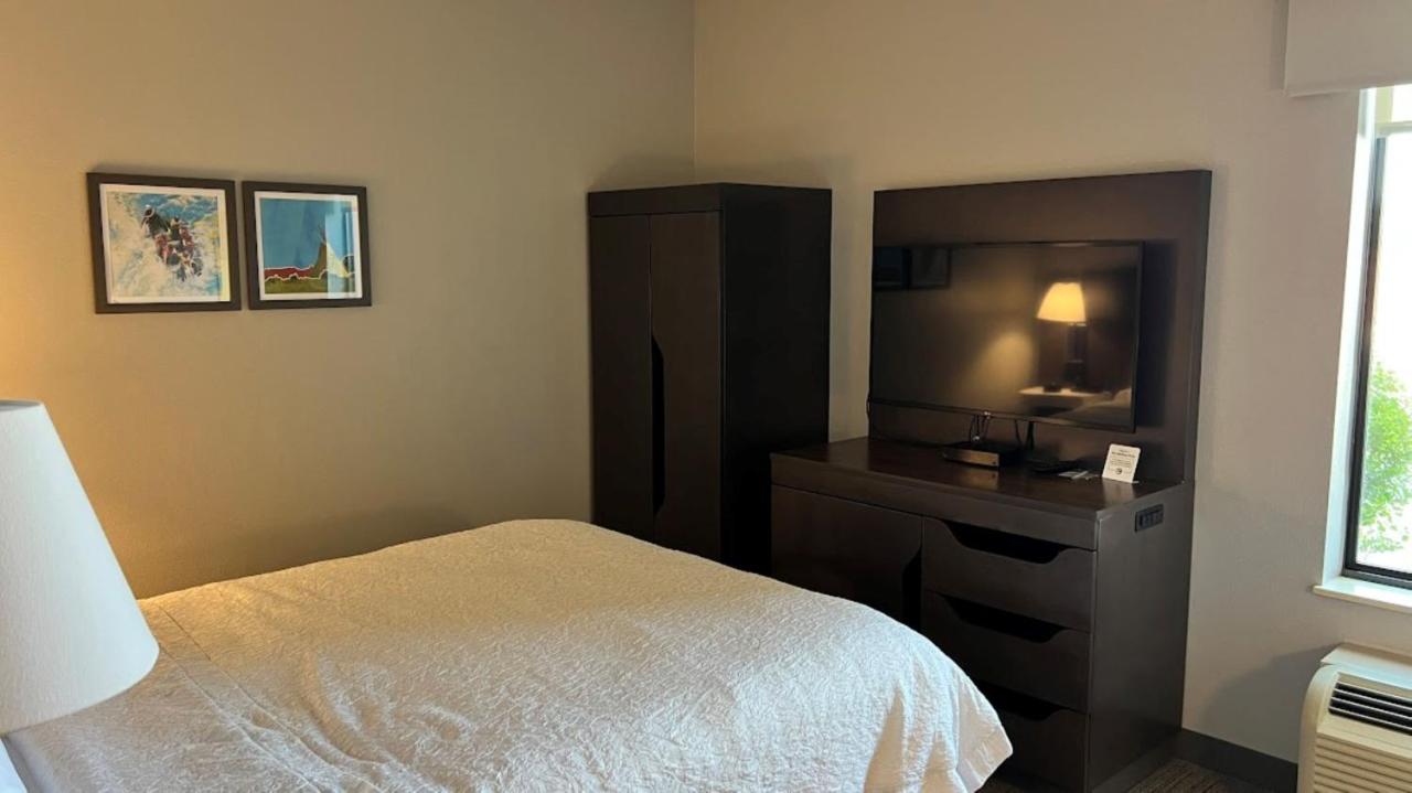 Queen Room - Non-Smoking at Hampton Inn Montrose