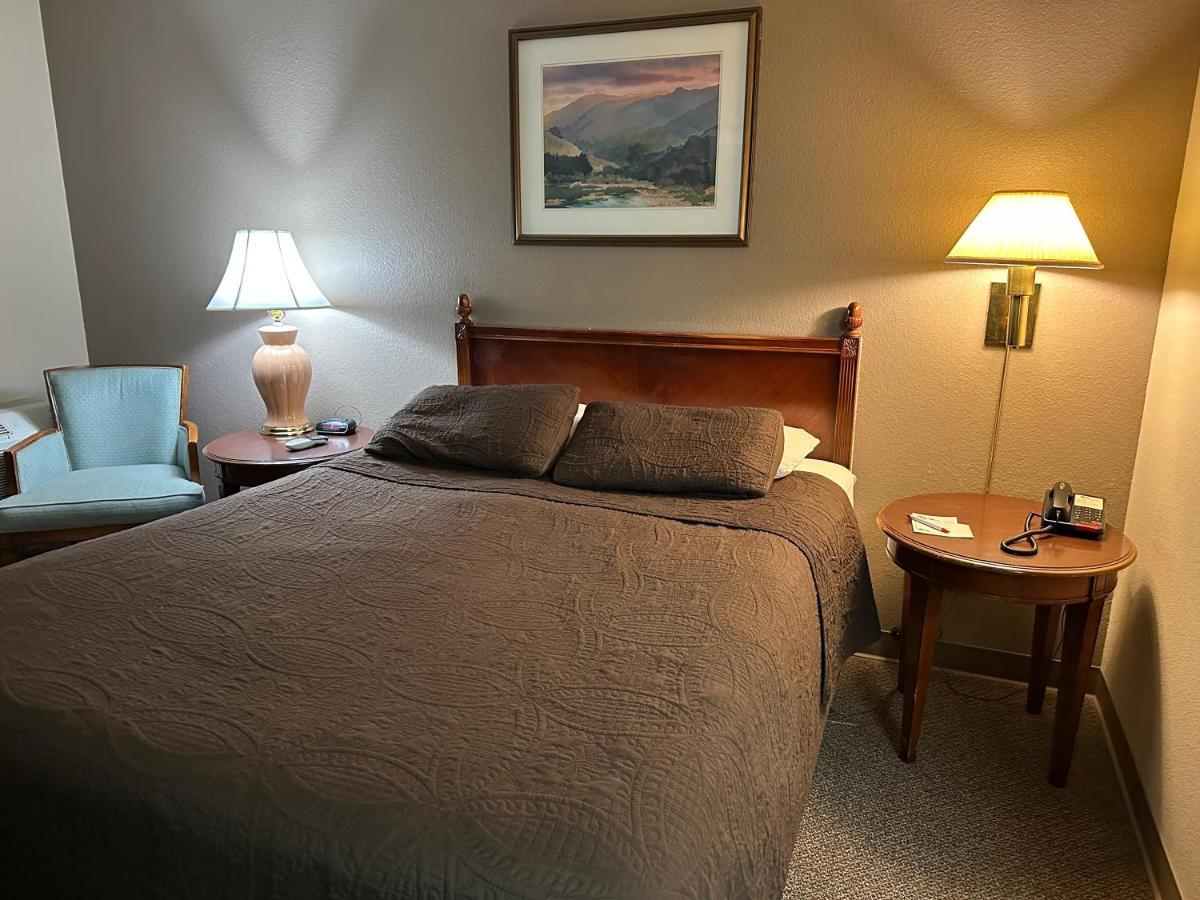 Queen Room - Non-Smoking at Timber Lodge Inn