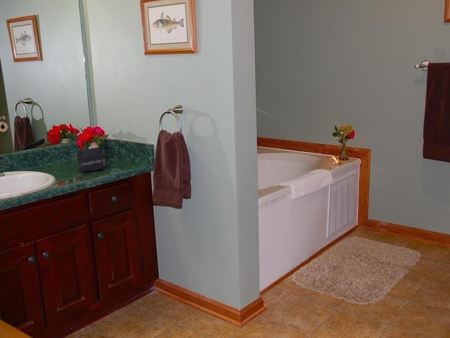 | Long Mountain Lodge Bed & Breakfast