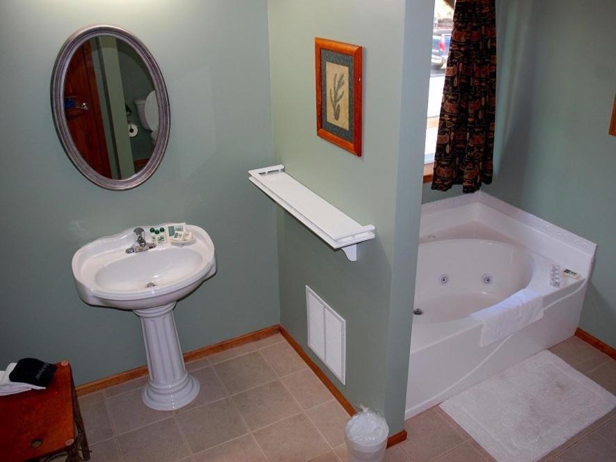 | Long Mountain Lodge Bed & Breakfast
