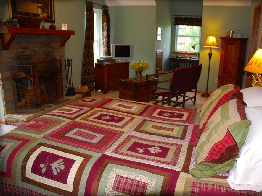 | Long Mountain Lodge Bed & Breakfast