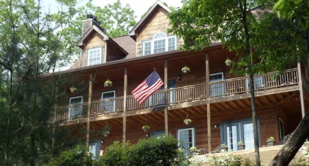 | Long Mountain Lodge Bed & Breakfast