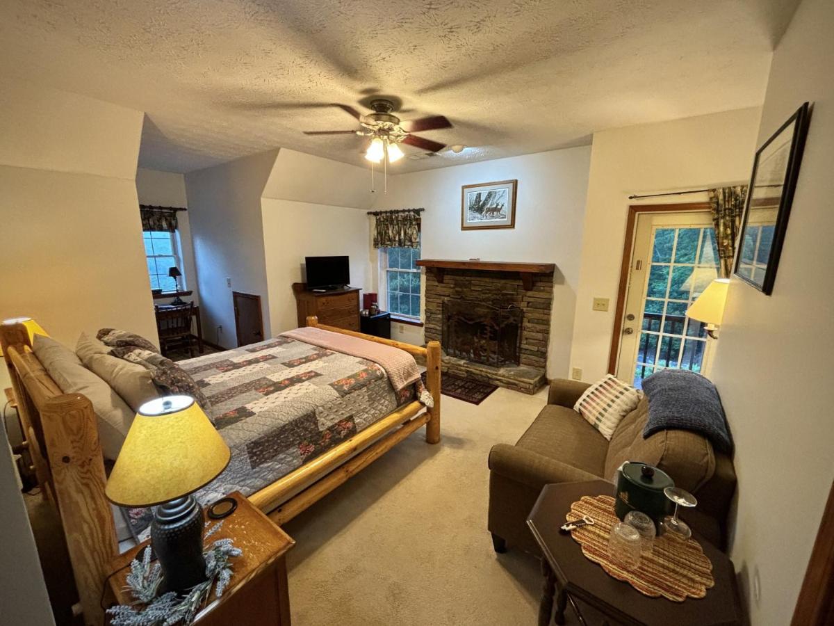 | Long Mountain Lodge Bed & Breakfast