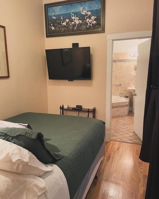 | Ray's Bucktown Bed and Breakfast