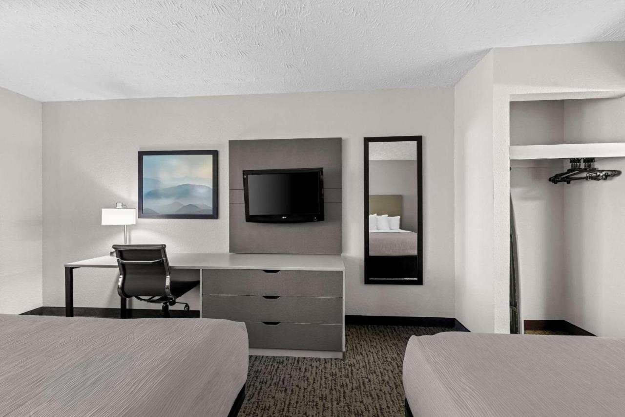Queen Room with Two Queen Beds - Non-Smoking at Quality Inn And Suites Dollywood