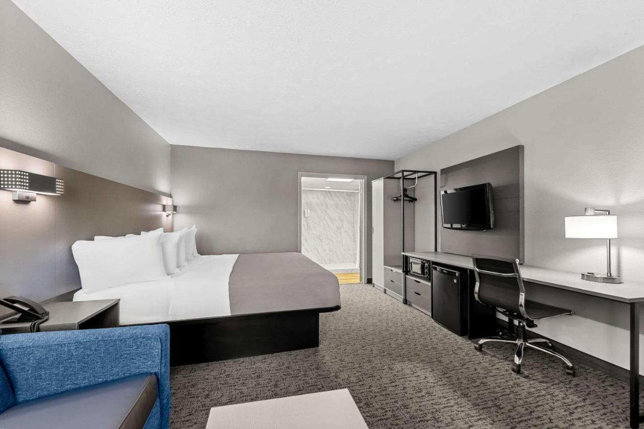King Suite - Non-Smoking at Quality Inn And Suites Dollywood