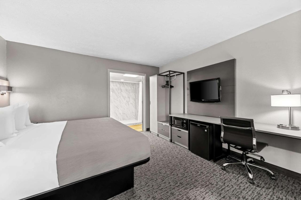 King Suite - Non-Smoking at Quality Inn And Suites Dollywood