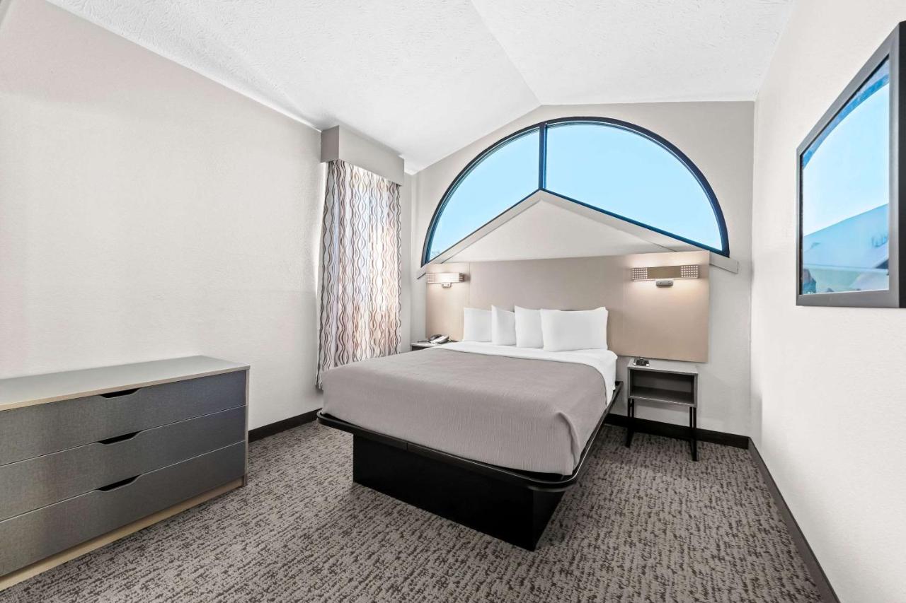 Suite with One King Bed and One Queen Bed - Non-Smoking at Quality Inn And Suites Dollywood