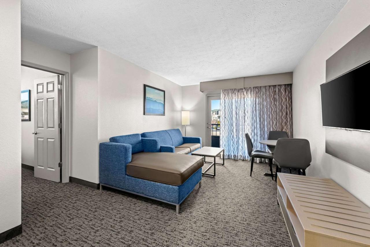 Suite with One King Bed and One Queen Bed - Non-Smoking at Quality Inn And Suites Dollywood