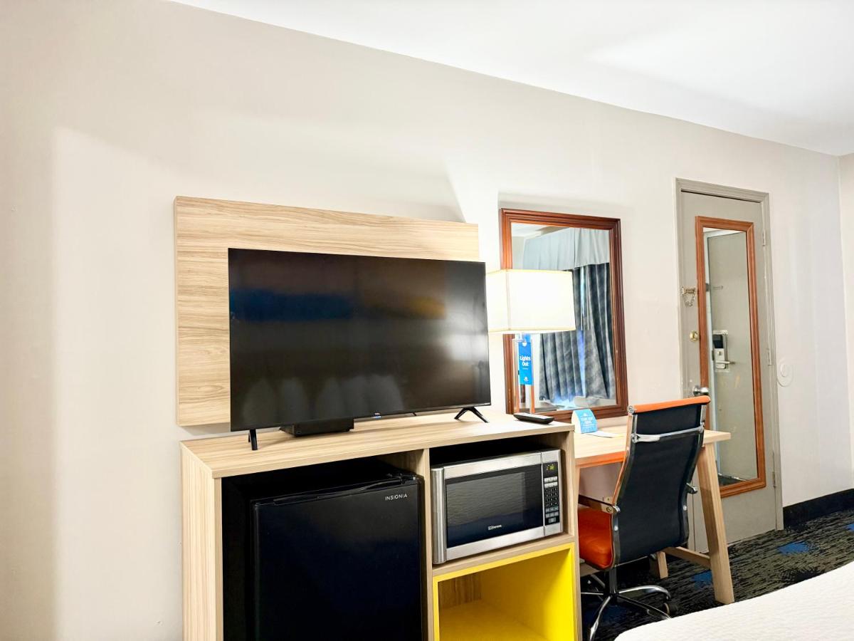 King Room - Disability Access/Non-Smoking at Days Inn by Wyndham Greenville