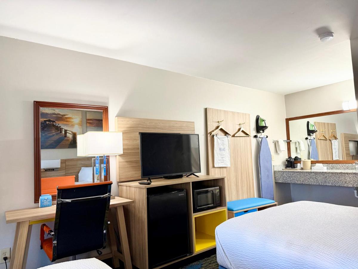 Double Room with Two Double Beds - Smoking at Days Inn by Wyndham Greenville