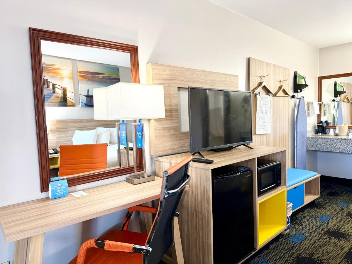 Double Room with Two Double Beds - Smoking at Days Inn by Wyndham Greenville