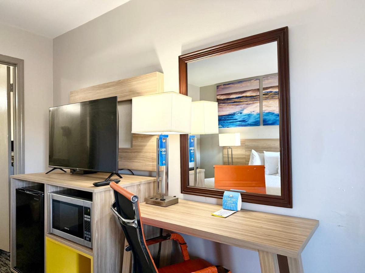 King Room - Disability Access/Non-Smoking at Days Inn by Wyndham Greenville