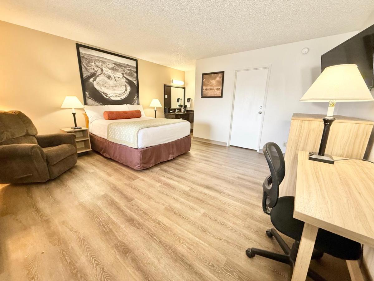 | Super 8 by Wyndham Salina/Scenic Hills Area