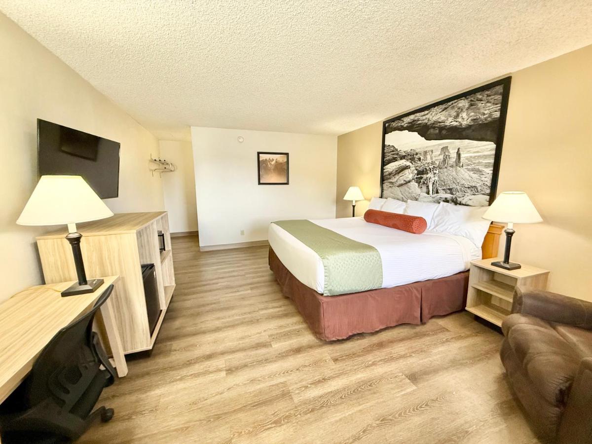 | Super 8 by Wyndham Salina/Scenic Hills Area