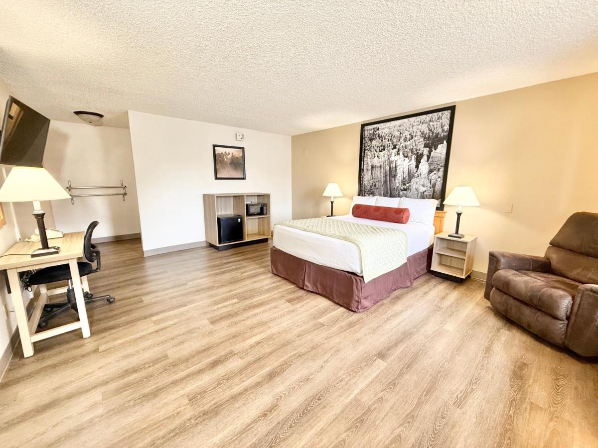 | Super 8 by Wyndham Salina/Scenic Hills Area