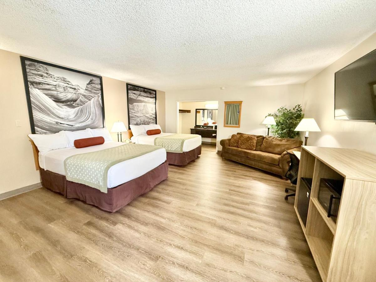 | Super 8 by Wyndham Salina/Scenic Hills Area