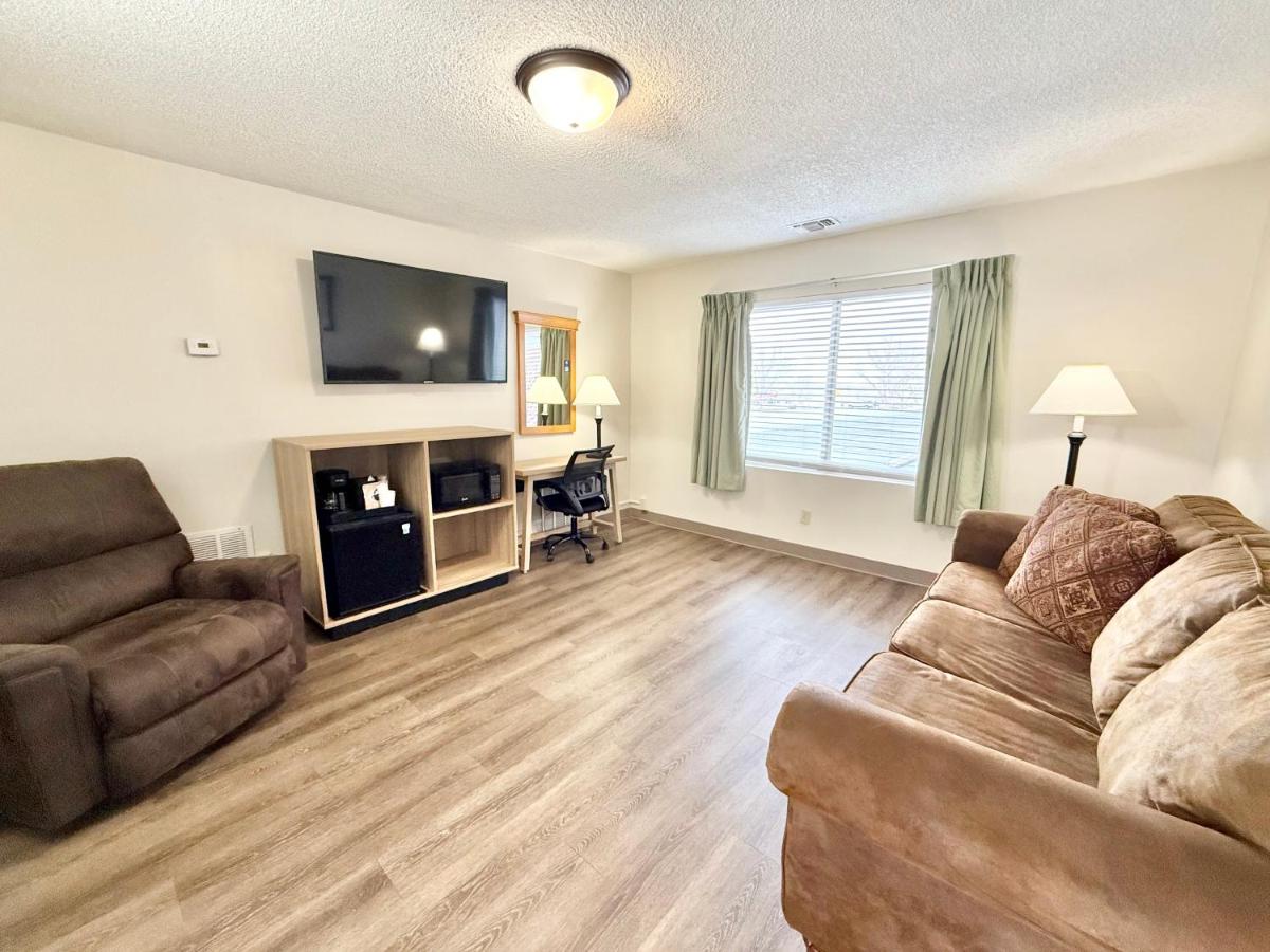 | Super 8 by Wyndham Salina/Scenic Hills Area