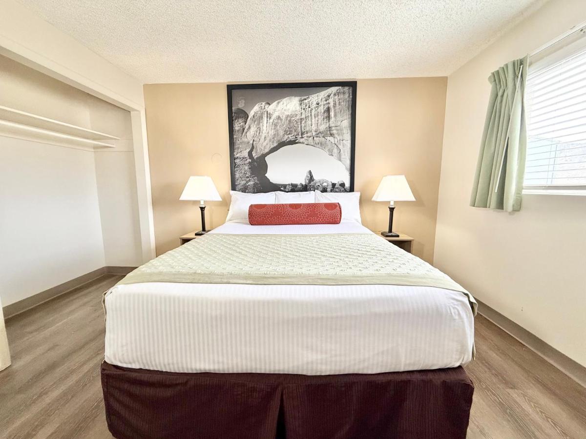 | Super 8 by Wyndham Salina/Scenic Hills Area