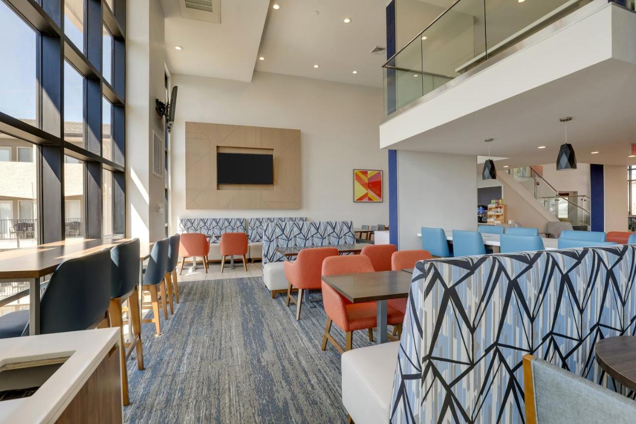 | Holiday Inn Express Hotel & Suites Branson 76 Central, an IHG Hotel