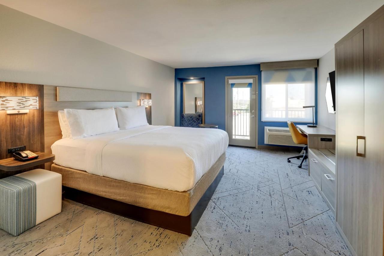 | Holiday Inn Express Hotel & Suites Branson 76 Central, an IHG Hotel