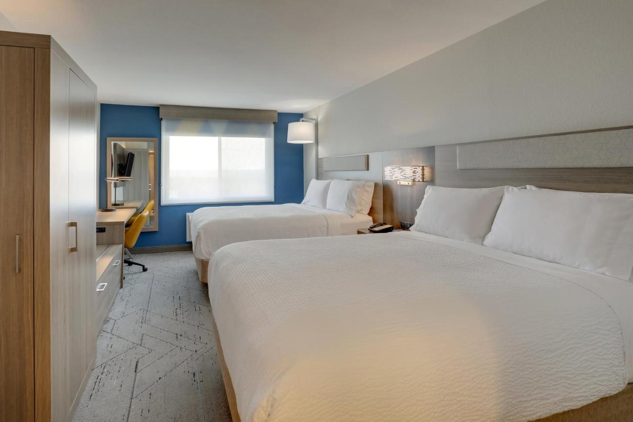 | Holiday Inn Express Hotel & Suites Branson 76 Central, an IHG Hotel