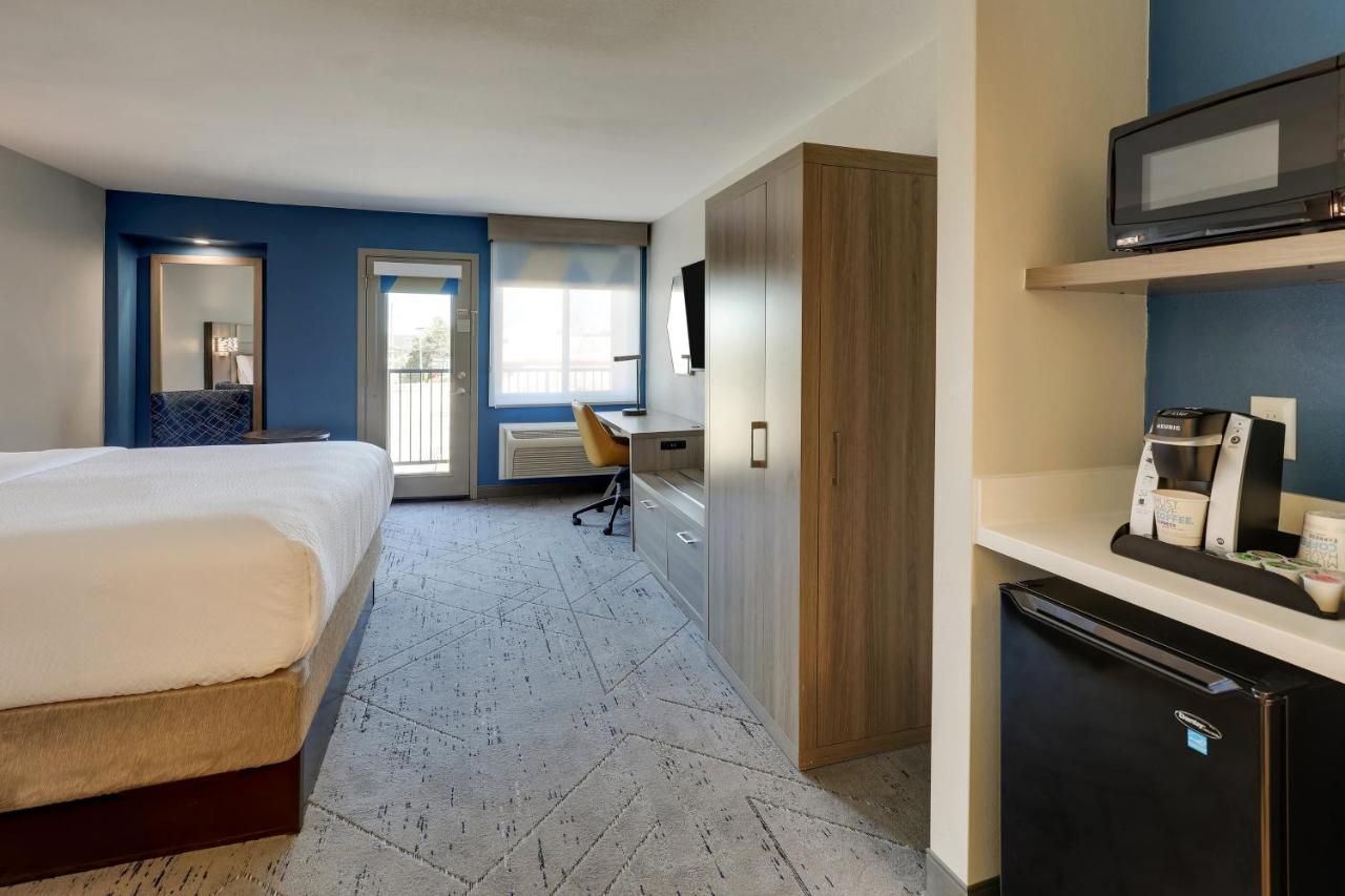 | Holiday Inn Express Hotel & Suites Branson 76 Central, an IHG Hotel