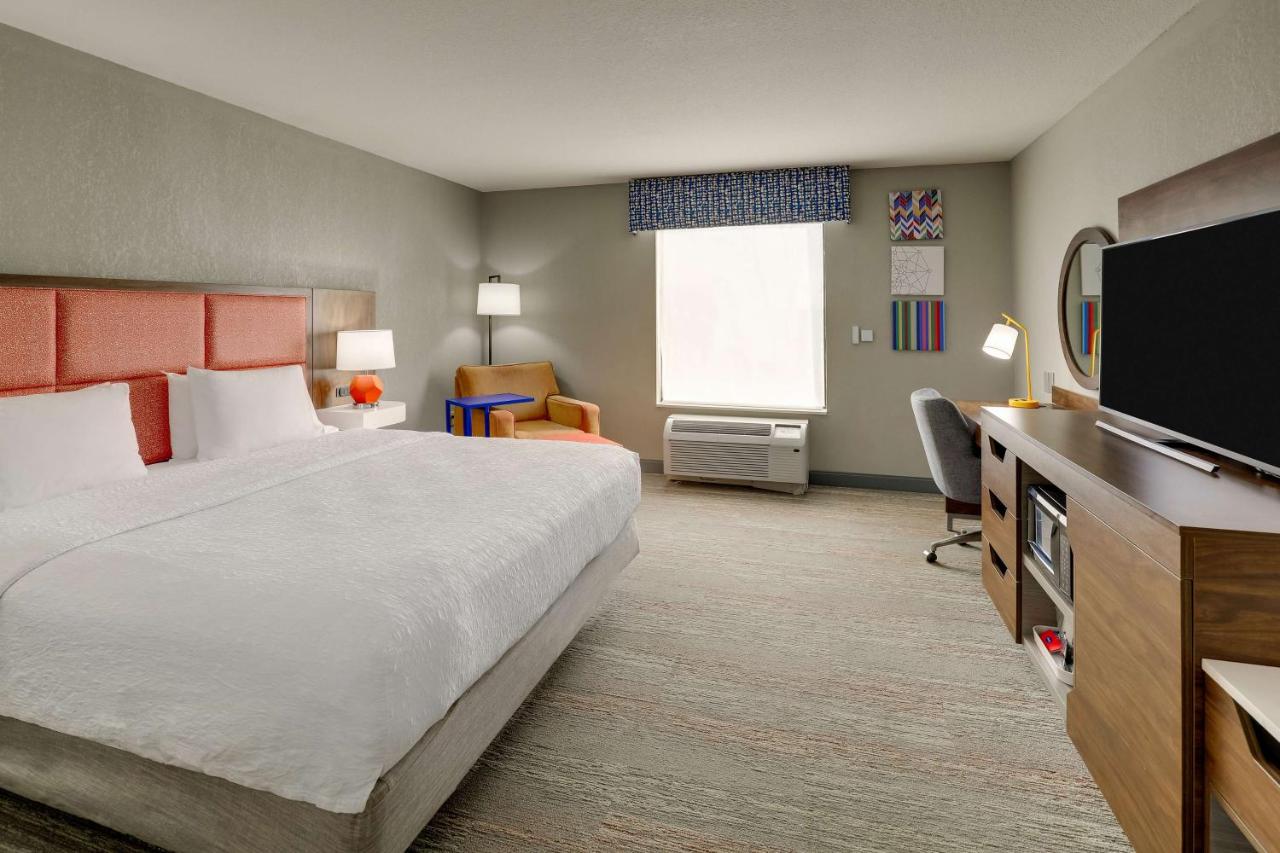 King Room - Hearing Accessible with Bath Tub/Non-Smoking at Hampton Inn & Suites St. Louis-Edwardsville