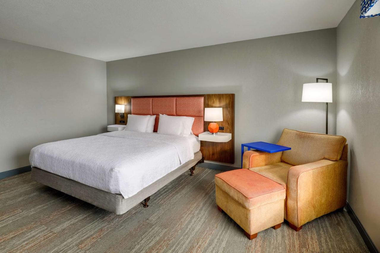 King Room - Hearing Accessible with Bath Tub/Non-Smoking at Hampton Inn & Suites St. Louis-Edwardsville