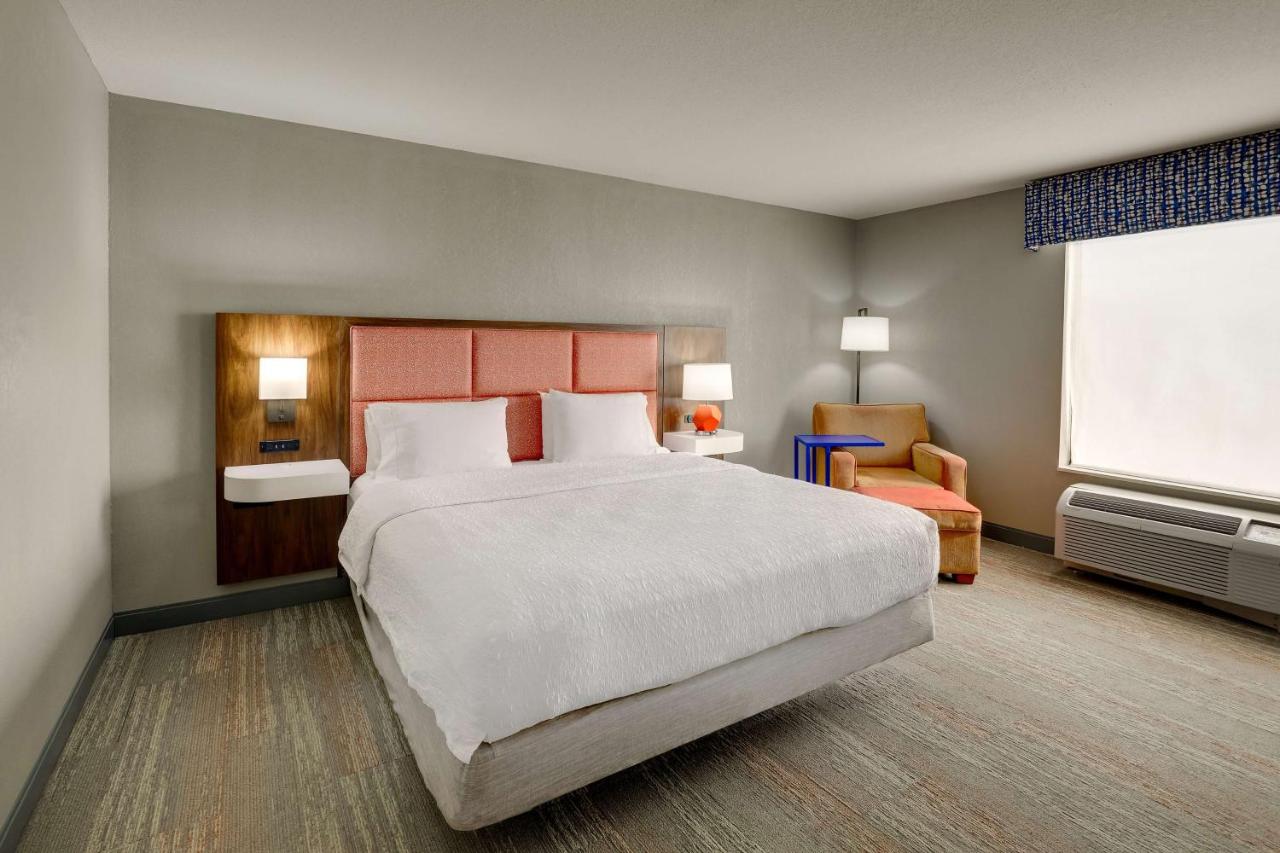 King Room - Hearing Accessible with Bath Tub/Non-Smoking at Hampton Inn & Suites St. Louis-Edwardsville
