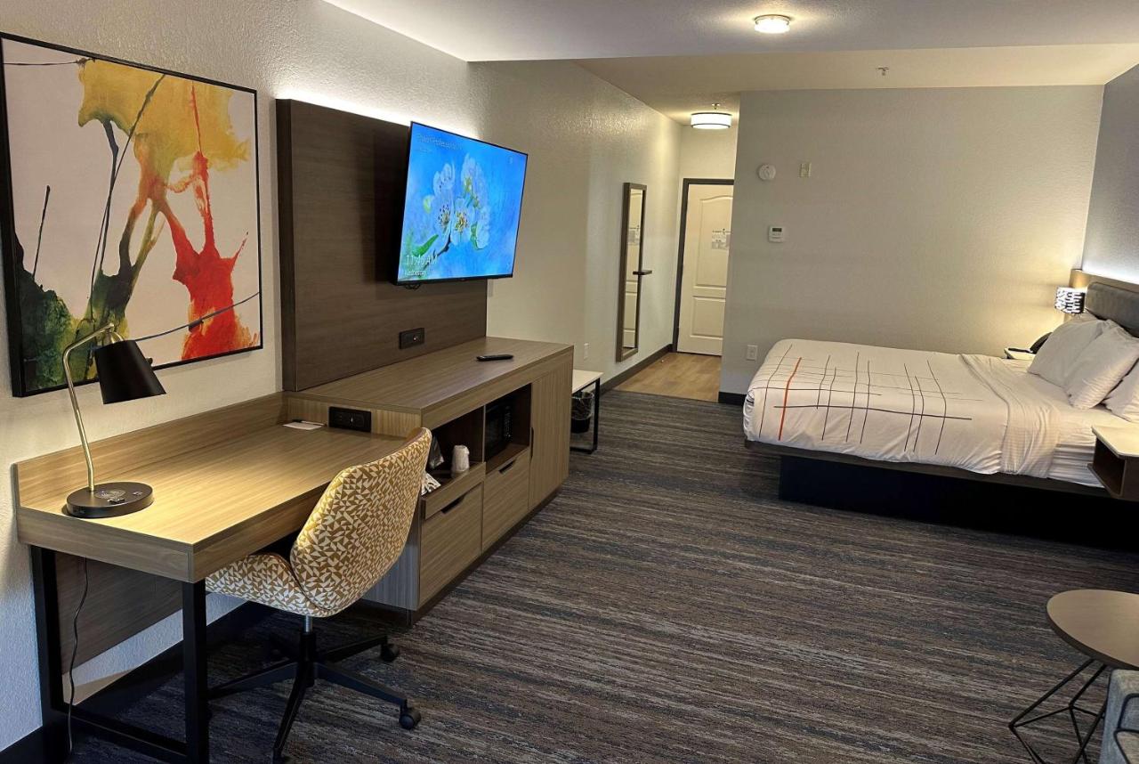 Executive King Room at La Quinta Inn & Suites by Wyndham Macon West