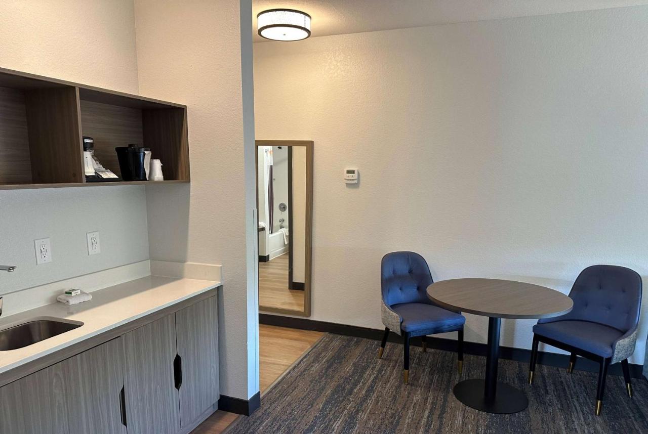 Executive King Room at La Quinta Inn & Suites by Wyndham Macon West