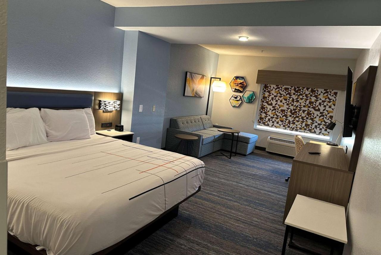 Executive King Room at La Quinta Inn & Suites by Wyndham Macon West
