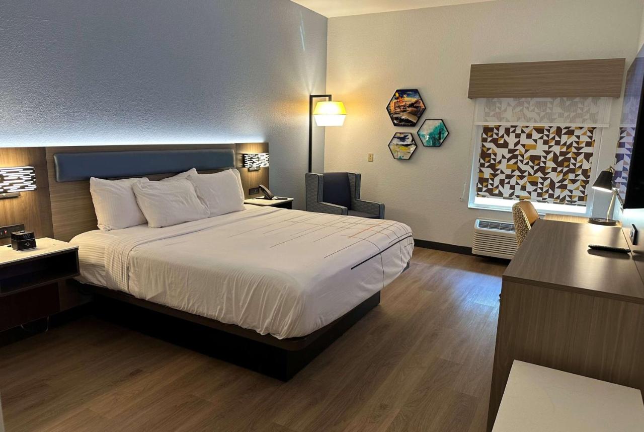 King Room - Mobility Access/Non-Smoking at La Quinta Inn & Suites by Wyndham Macon West