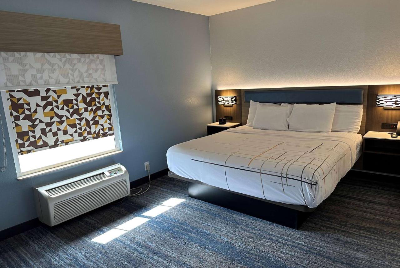 King Suite - Non-Smoking at La Quinta Inn & Suites by Wyndham Macon West