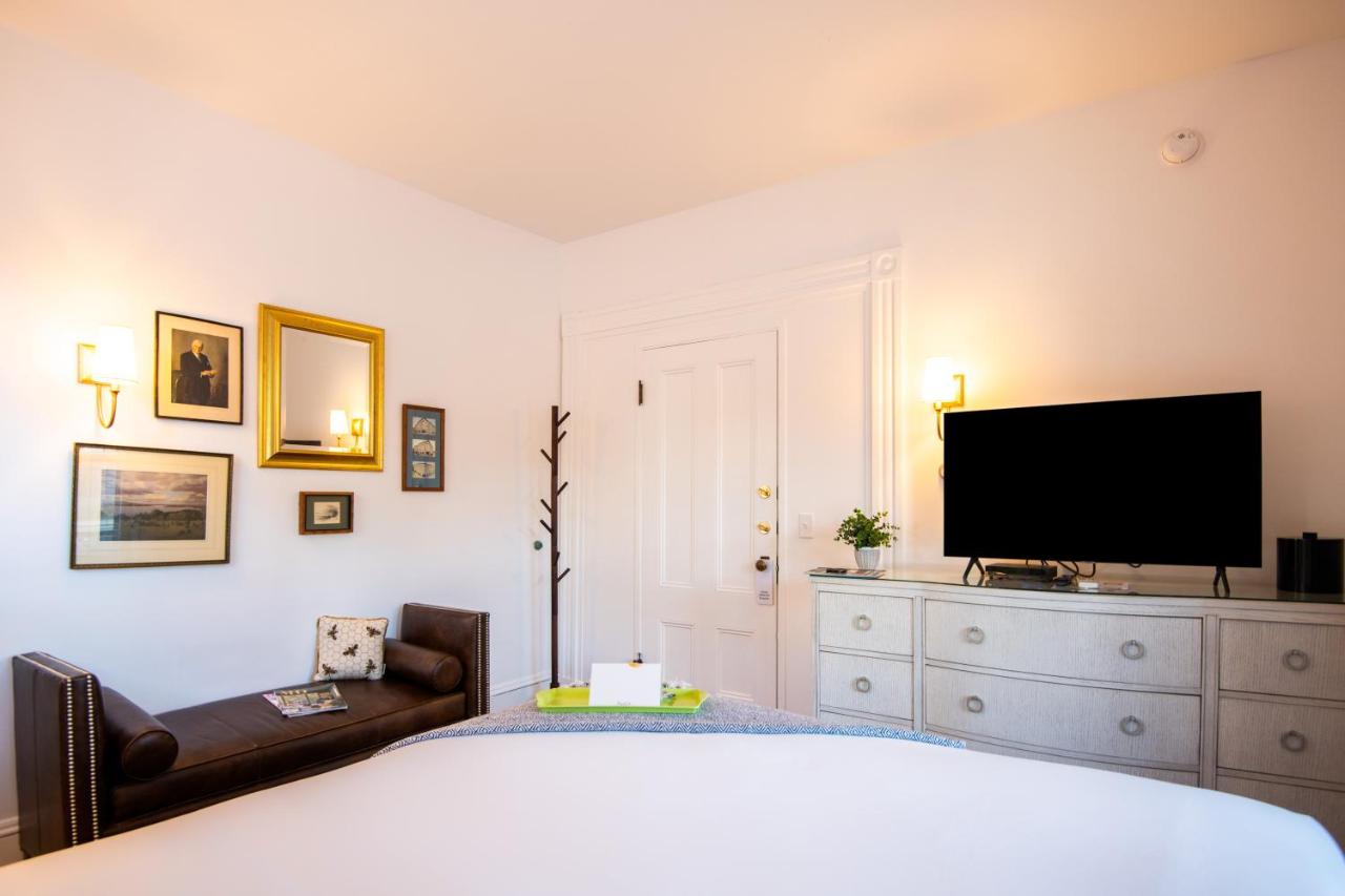 | Sand Bar Cottage Inn