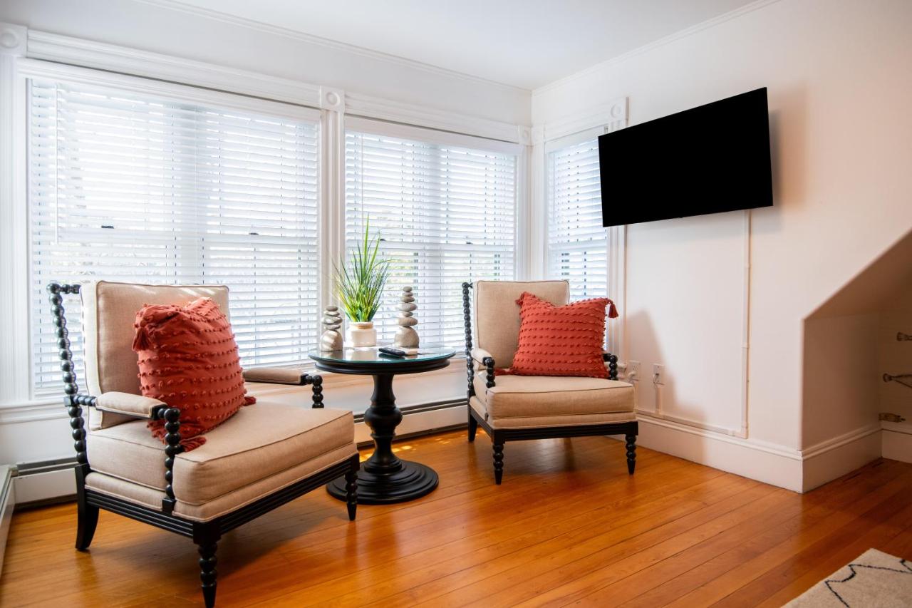 | Sand Bar Cottage Inn