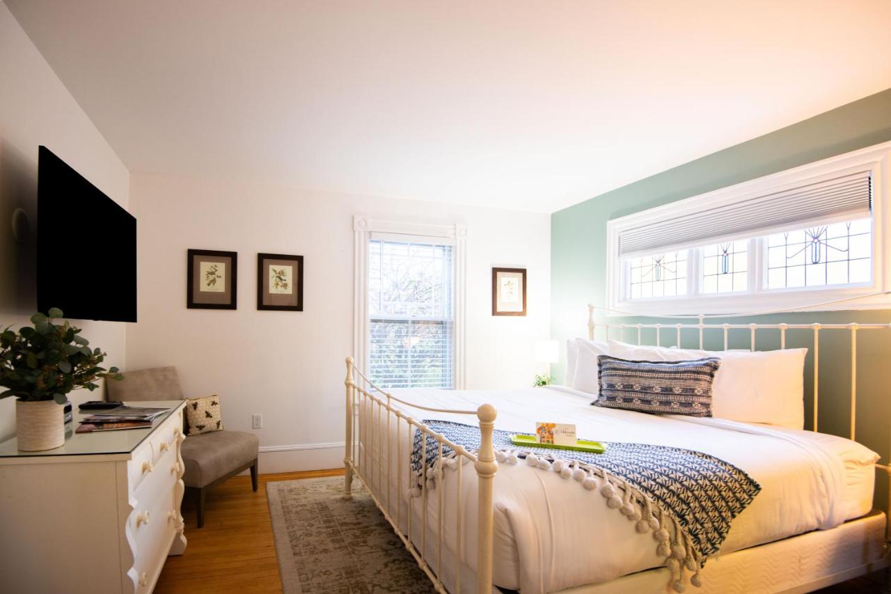 | Sand Bar Cottage Inn