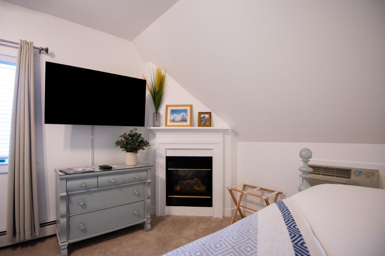 | Sand Bar Cottage Inn
