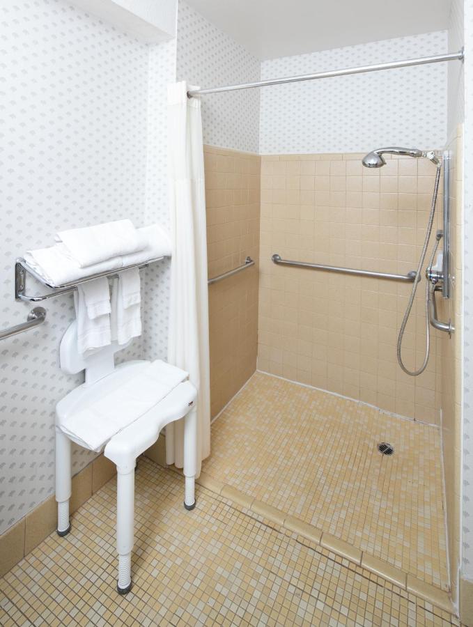 Queen Room - Disability Access at Red Lion Inn & Suites Auburn