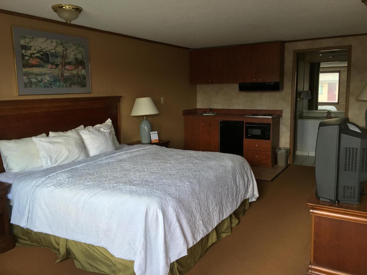 Deluxe Efficiency King Room - Non-Smoking at Travelodge by Wyndham Monroe