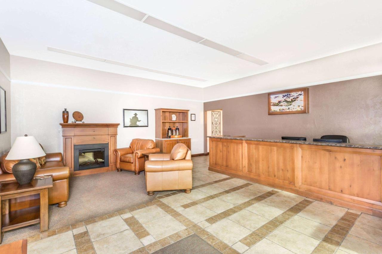| Super 8 by Wyndham Salina/Scenic Hills Area